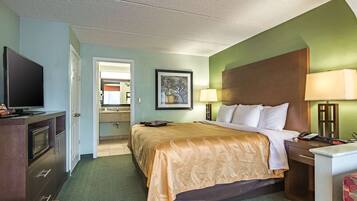 Een kluis op de kamer, een bureau, verduisterende gordijnen