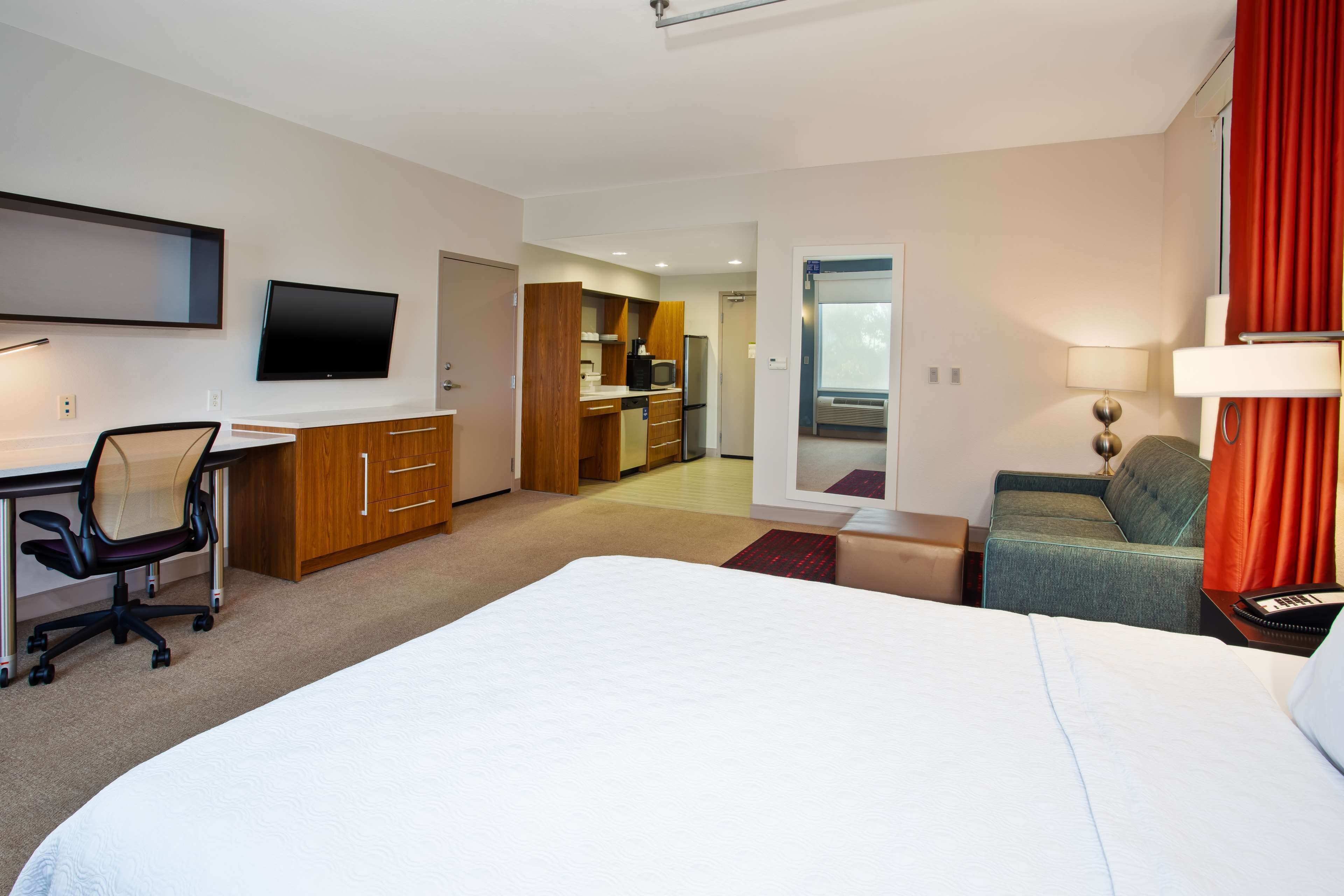 studio, 1 queen bed, accessible, bathtub | in-room safe, free cots/infant beds, free rollaway beds, free wifi