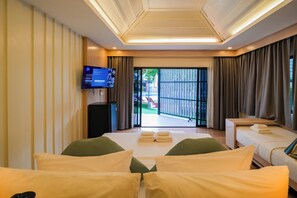 Desk, laptop workspace, blackout drapes, free WiFi - GRAND JOMTIEN PALACE HOTEL (Pattaya)