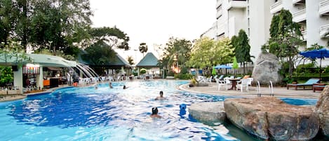 3 outdoor pools, open 7:00 AM to 7:00 PM, pool umbrellas, pool loungers