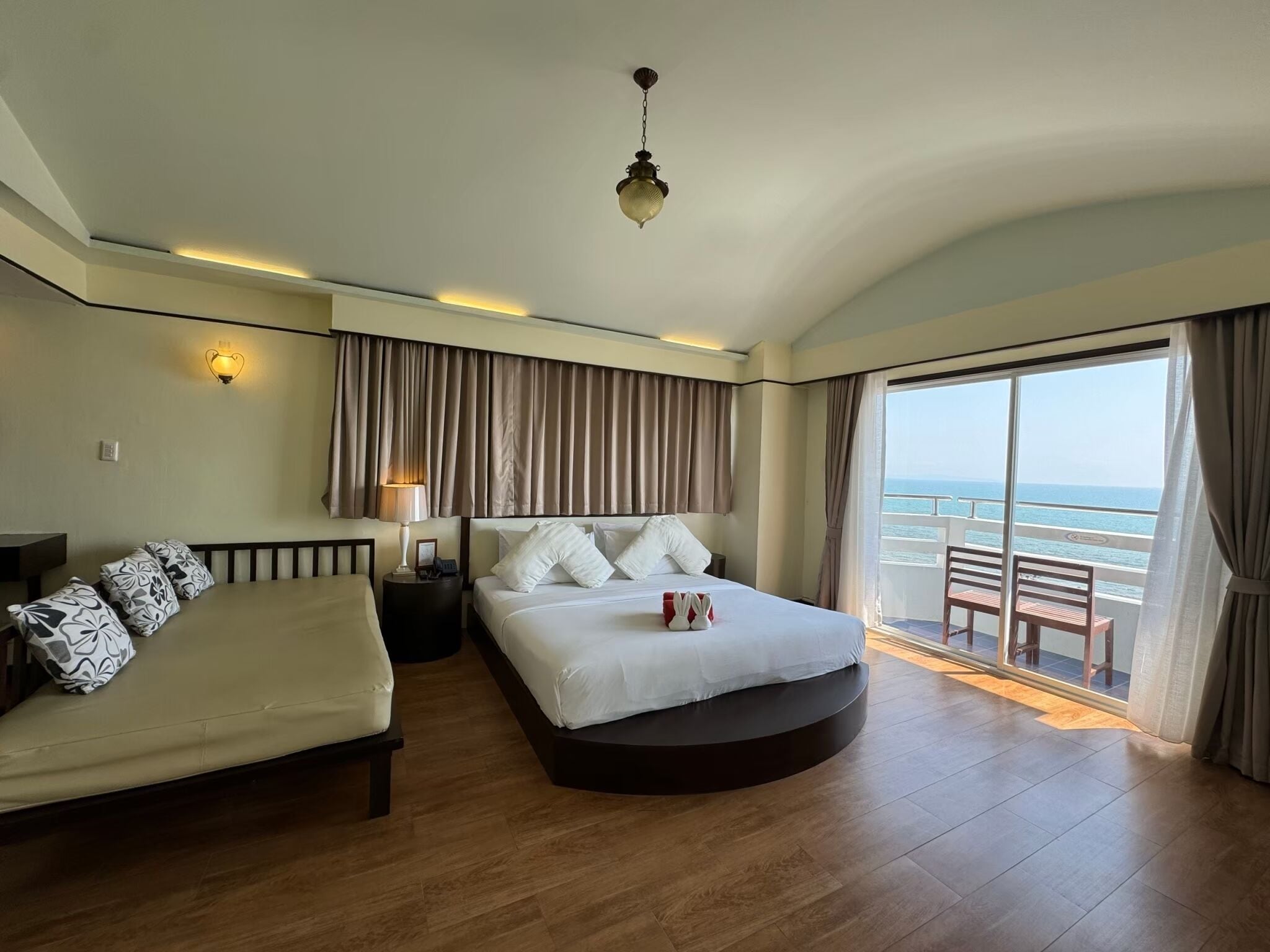 Bureau, espace de travail pour ordinateur portable, rideaux occultants