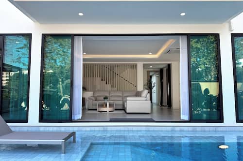 Family House, 4 Bedrooms, Bathtub, Courtyard Area | Living area | 40-inch TV with satellite channels