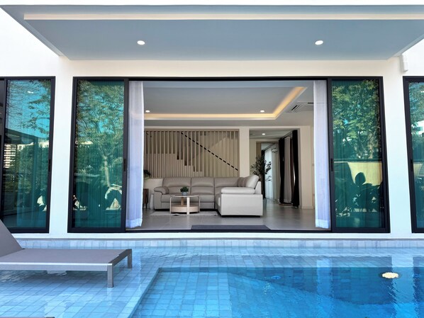 Family House, 4 Bedrooms, Bathtub, Courtyard Area | Living area | 40-inch TV with satellite channels - GRAND JOMTIEN PALACE HOTEL (Pattaya)