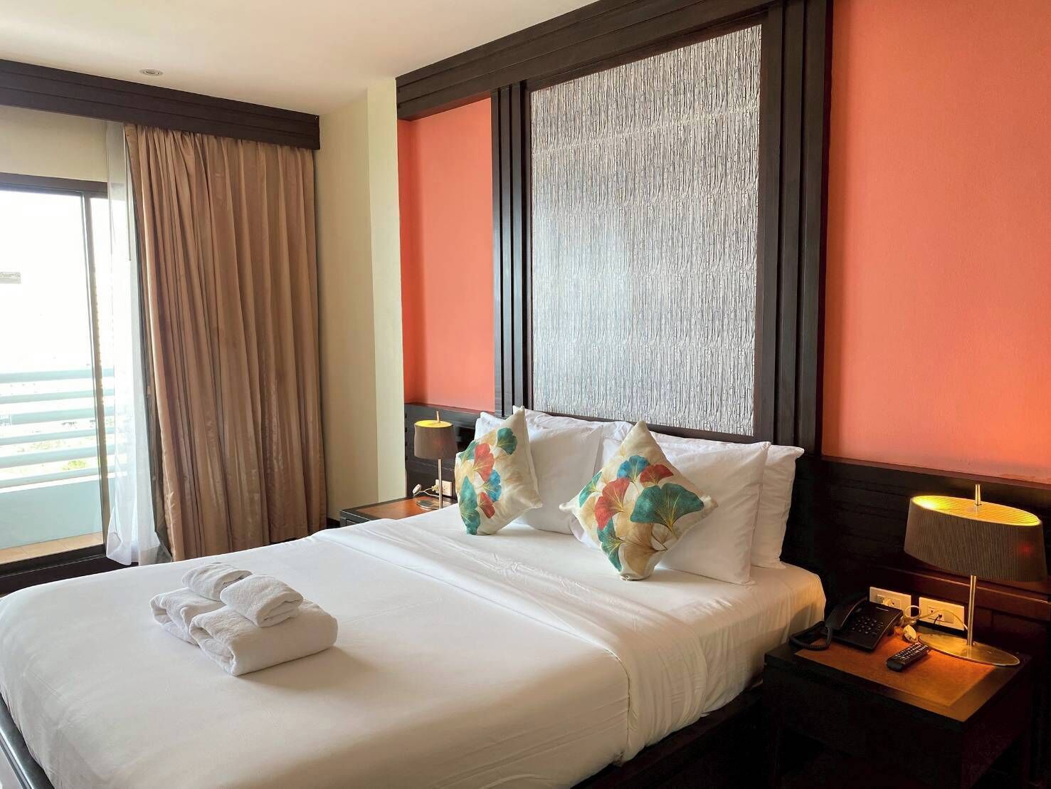 Bureau, espace de travail pour ordinateur portable, rideaux occultants