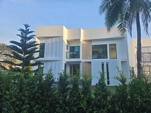 Family House, 4 Bedrooms, Bathtub, Courtyard Area | Desk, laptop workspace, blackout drapes, free WiFi - GRAND JOMTIEN PALACE HOTEL (Pattaya)