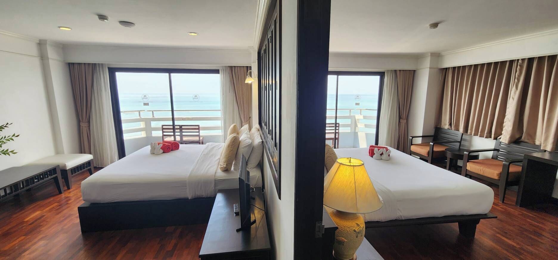 Bureau, espace de travail pour ordinateur portable, rideaux occultants