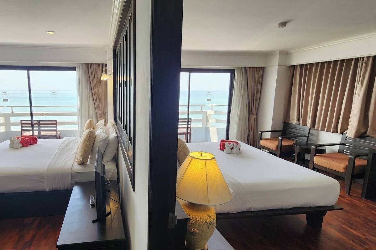 Junior Suite Family | Desk, laptop workspace, blackout drapes, WiFi (free)