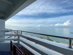 Desk, laptop workspace, blackout drapes, free WiFi - GRAND JOMTIEN PALACE HOTEL (Pattaya)