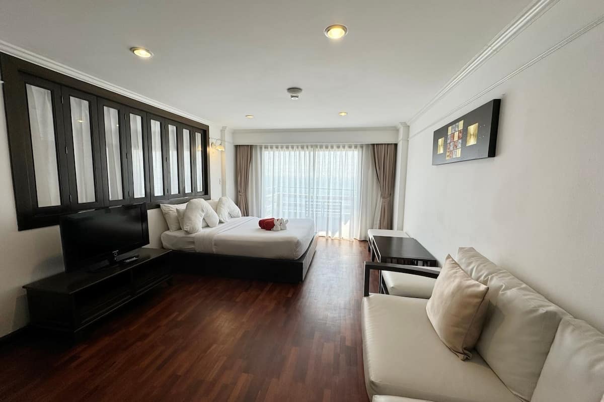 Junior Suite Family | 1 bedroom, desk, laptop workspace, blackout drapes