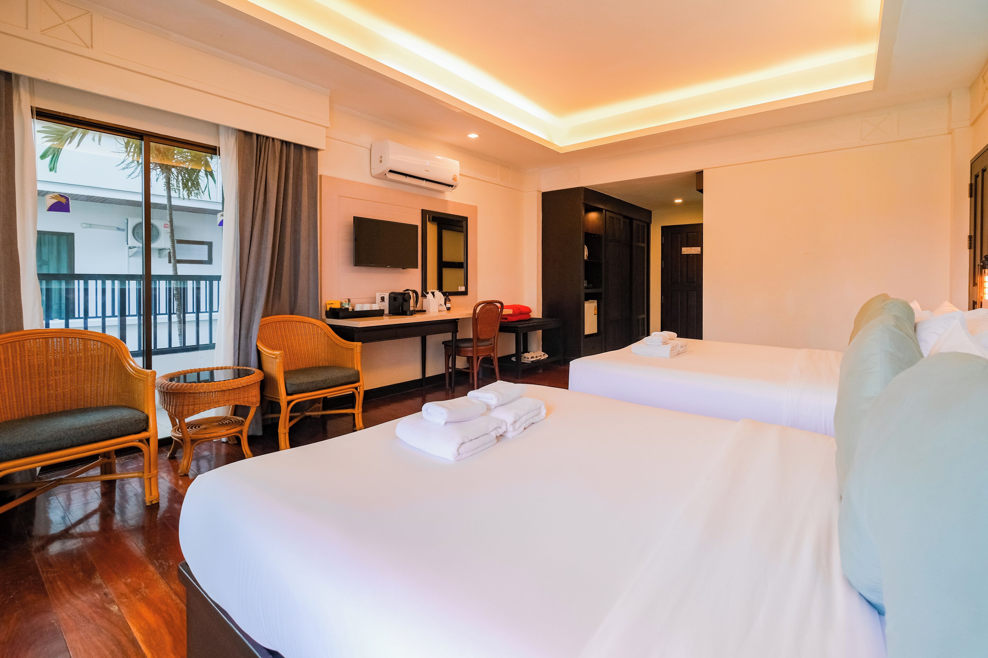 Bureau, espace de travail pour ordinateur portable, rideaux occultants