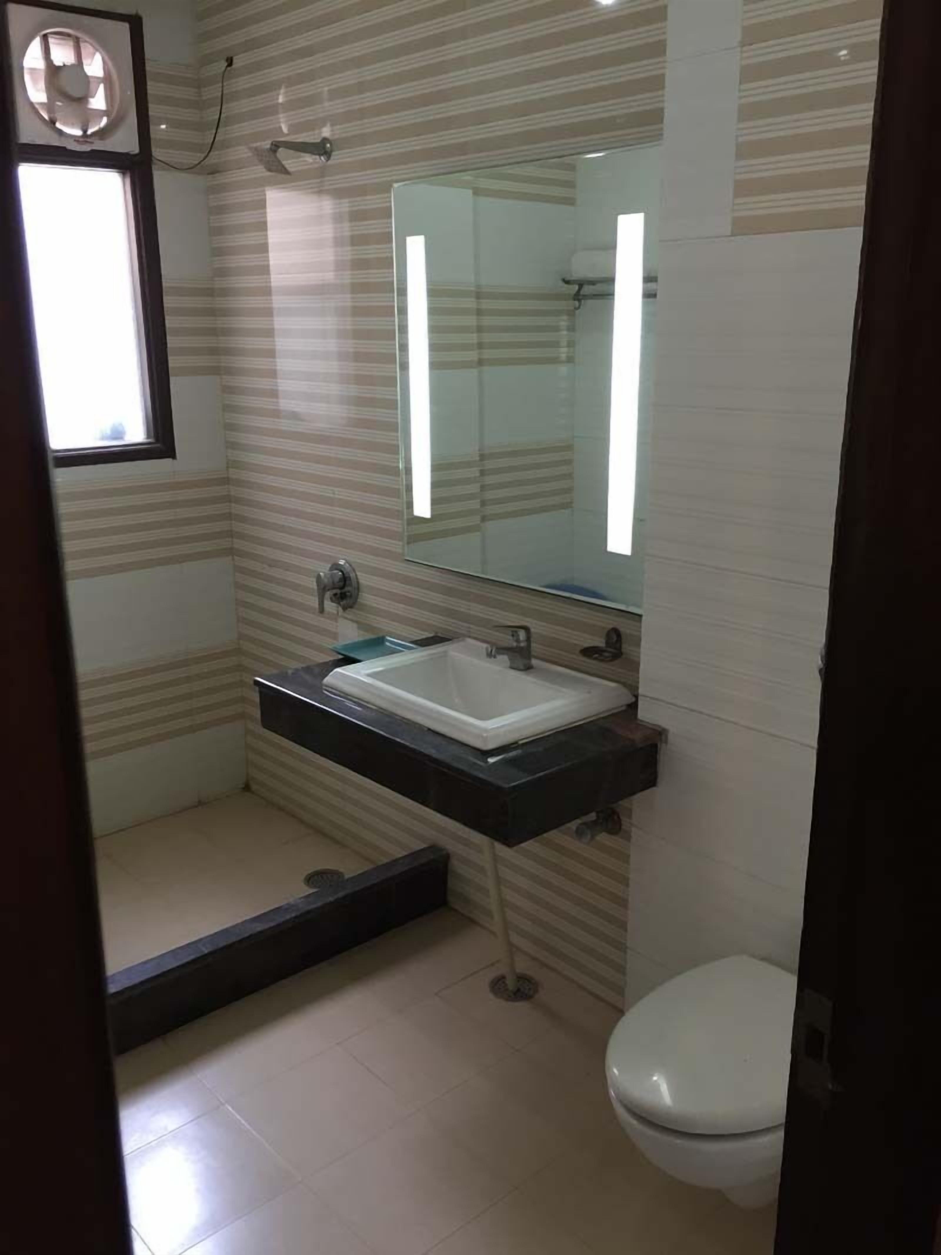 Combined shower/bathtub, rainfall showerhead, free toiletries