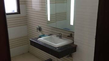 Combined shower/bathtub, rainfall showerhead, free toiletries