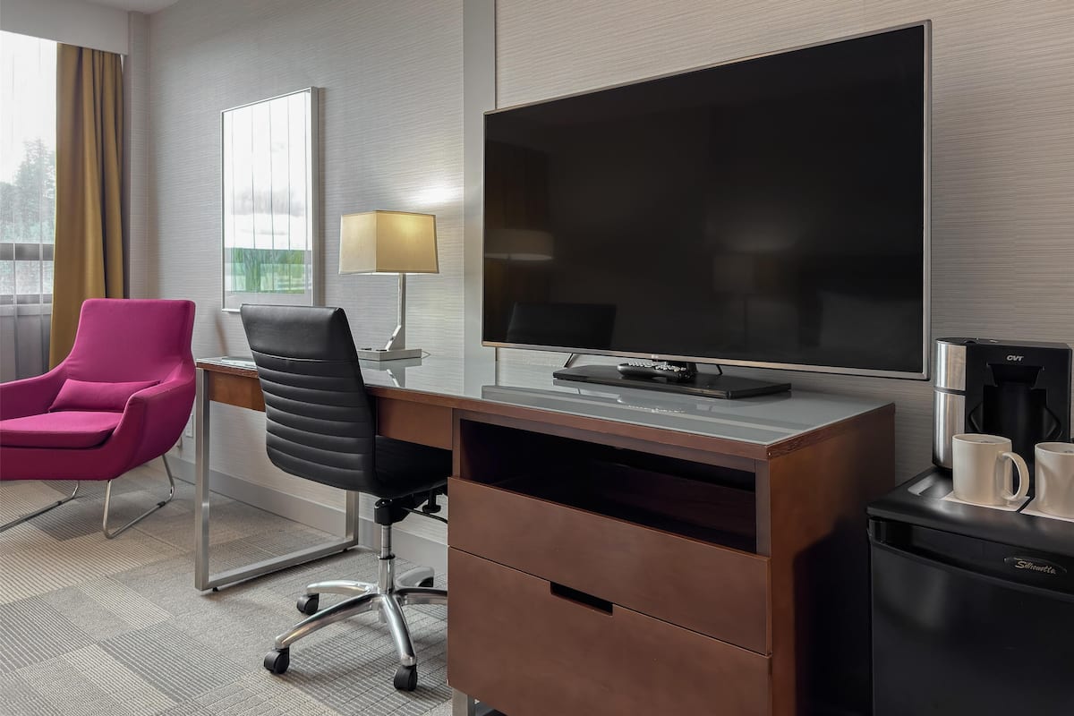 Room, 1 Queen Bed (Coast Queen - Not Pet Friendly) | Premium bedding, down comforters, in-room safe, desk