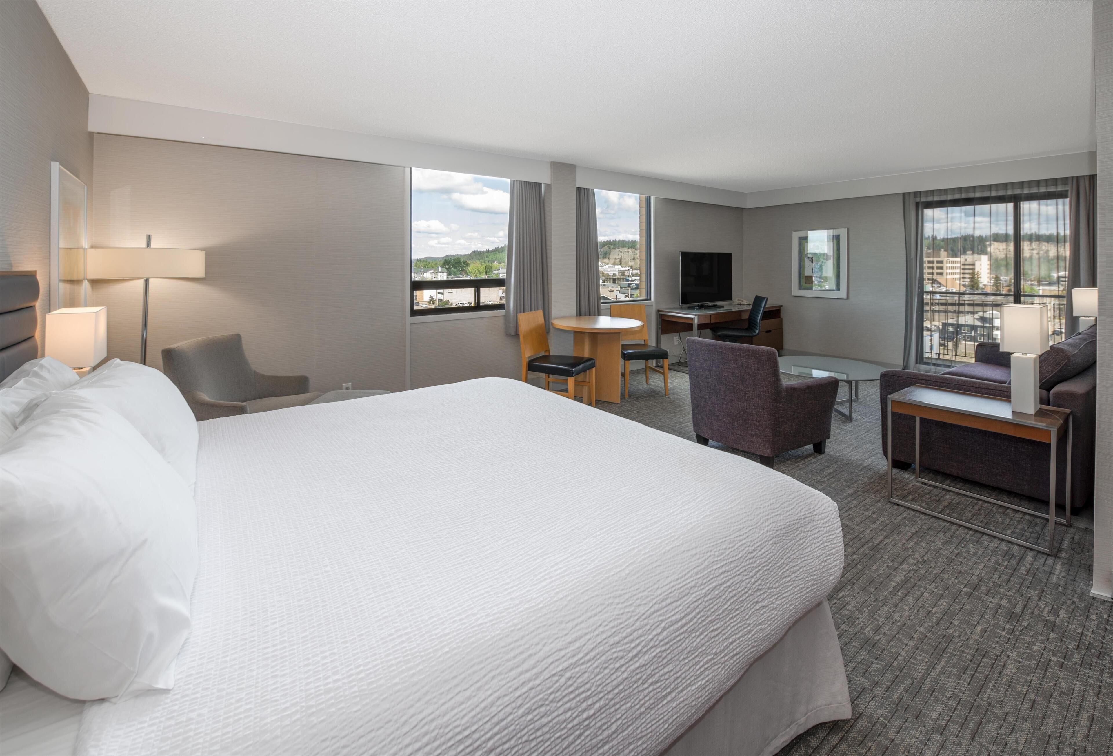 Junior suite, 1 kingsize bed (Coast Premium King Junior Suite) | Luxe beddengoed, donsdekens, een kluis op de kamer, een bureau