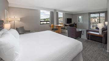 Junior suite, 1 kingsize bed (Coast Premium King Junior Suite) | Luxe beddengoed, donsdekens, een kluis op de kamer, een bureau