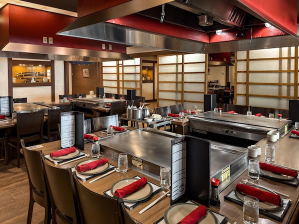 2 restaurants; breakfast and dinner served