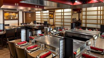 2 restaurants; breakfast and dinner served