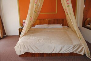 Honeymoon Suite, 1 Double Bed | Premium bedding, in-room safe, rollaway beds, free WiFi