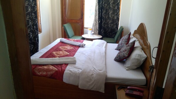 Premium bedding, in-room safe, rollaway beds, free WiFi