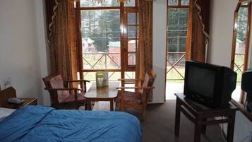 Family Suite | Premium bedding, in-room safe, rollaway beds, free WiFi