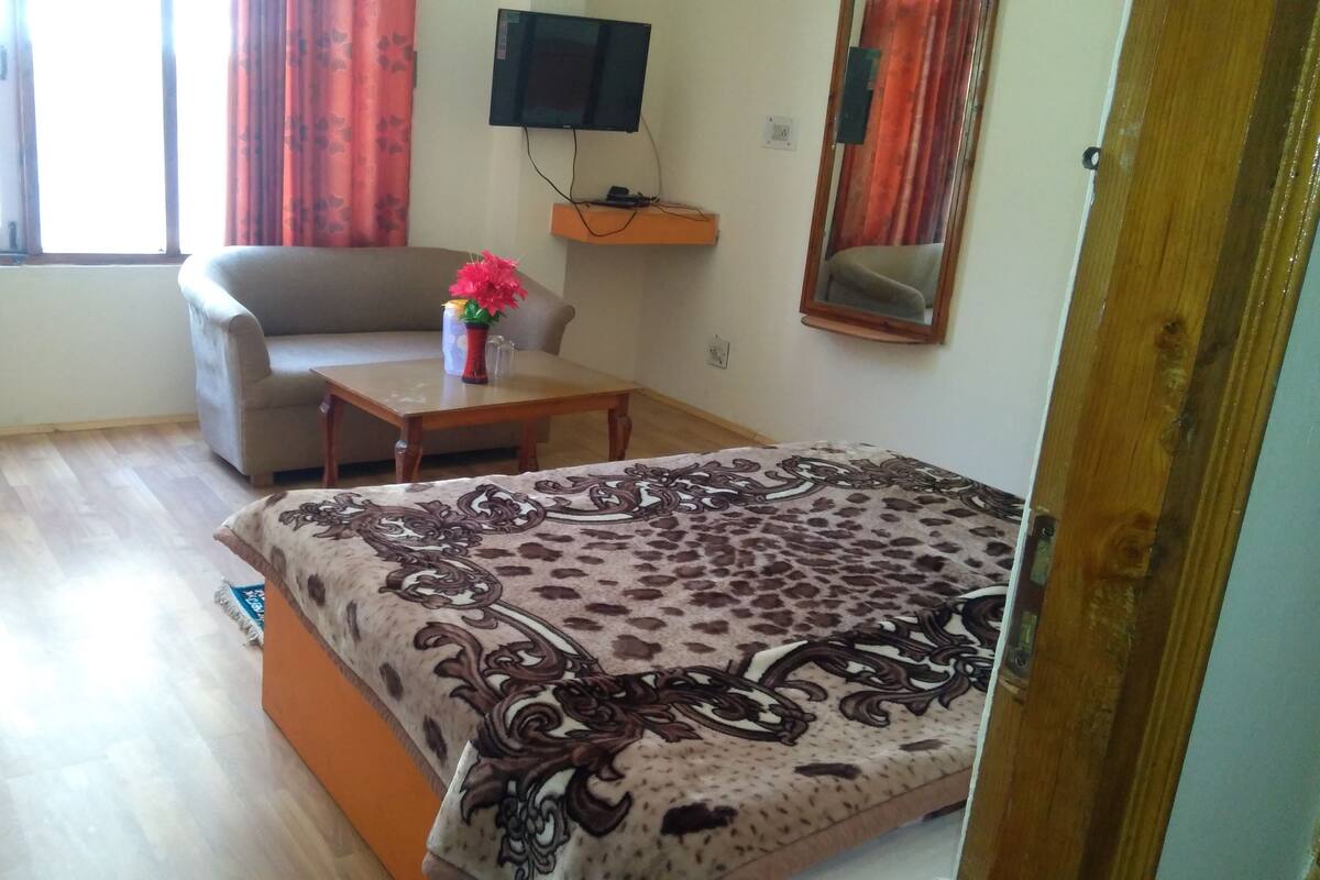 Premium bedding, in-room safe, rollaway beds, free WiFi