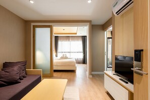 Habitación Deluxe doble | Sala de estar | Una televisión de plasma
