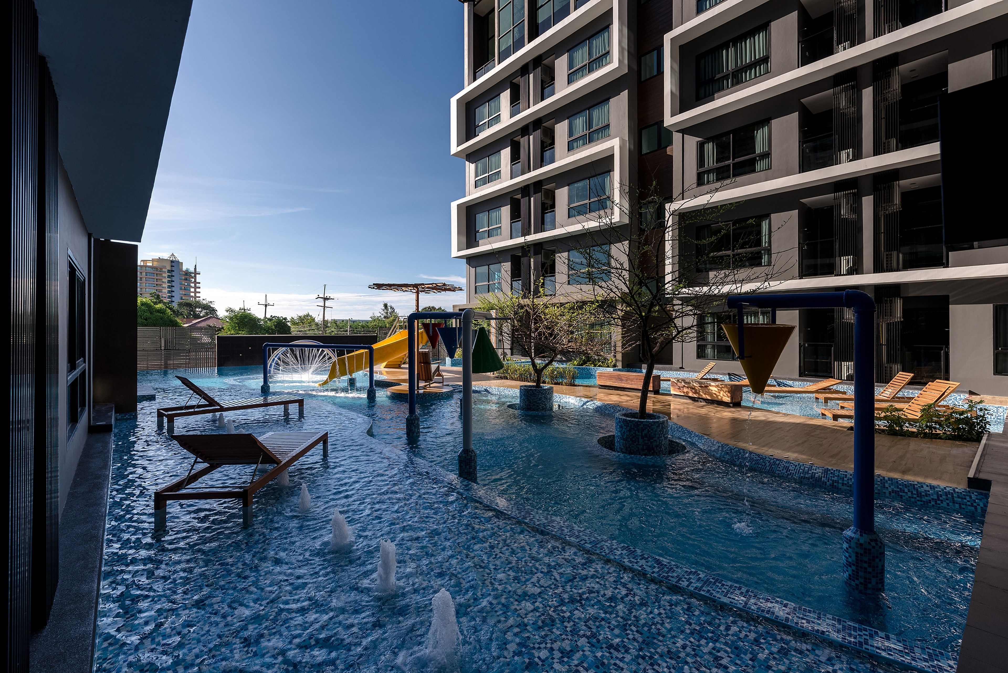 2 outdoor pools