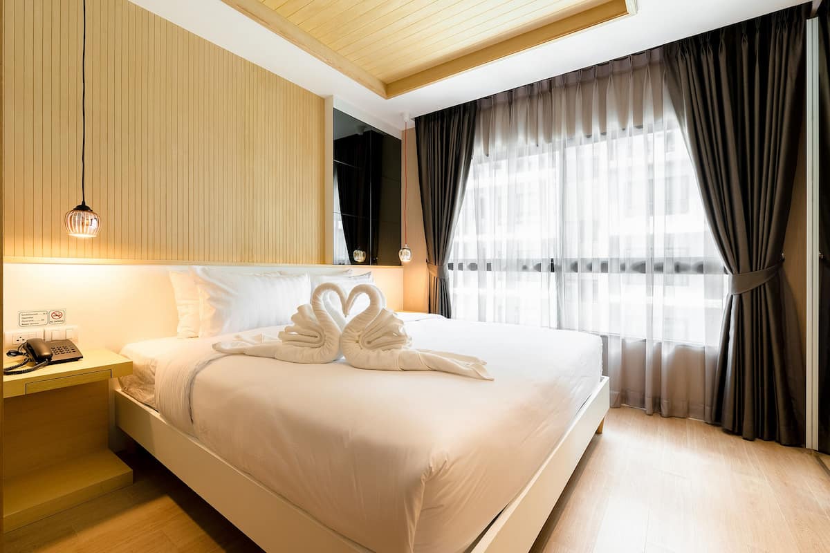 Een kluis op de kamer, een bureau, extra bedden (toeslag), gratis wifi
