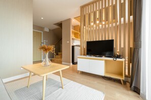 Nhà Duplex, 2 phòng ngủ | Phòng khách | TV plasma 