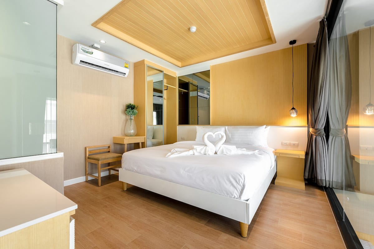 1 bedroom, in-room safe, desk, rollaway beds