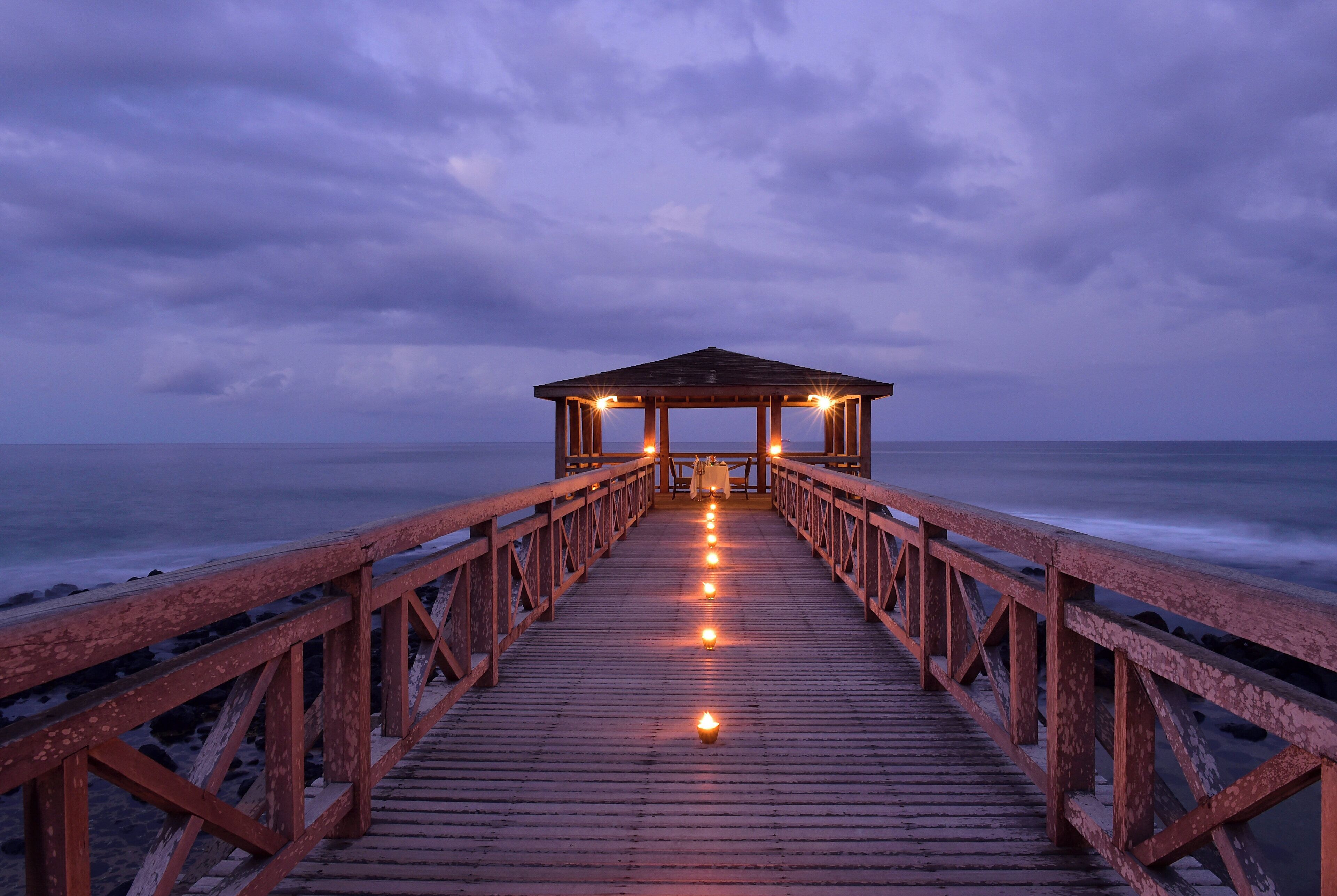 Se sirve cocina internacional (con vistas a la piscina) 