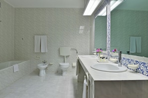 Bruser, gratis toiletartikler, håndklæder