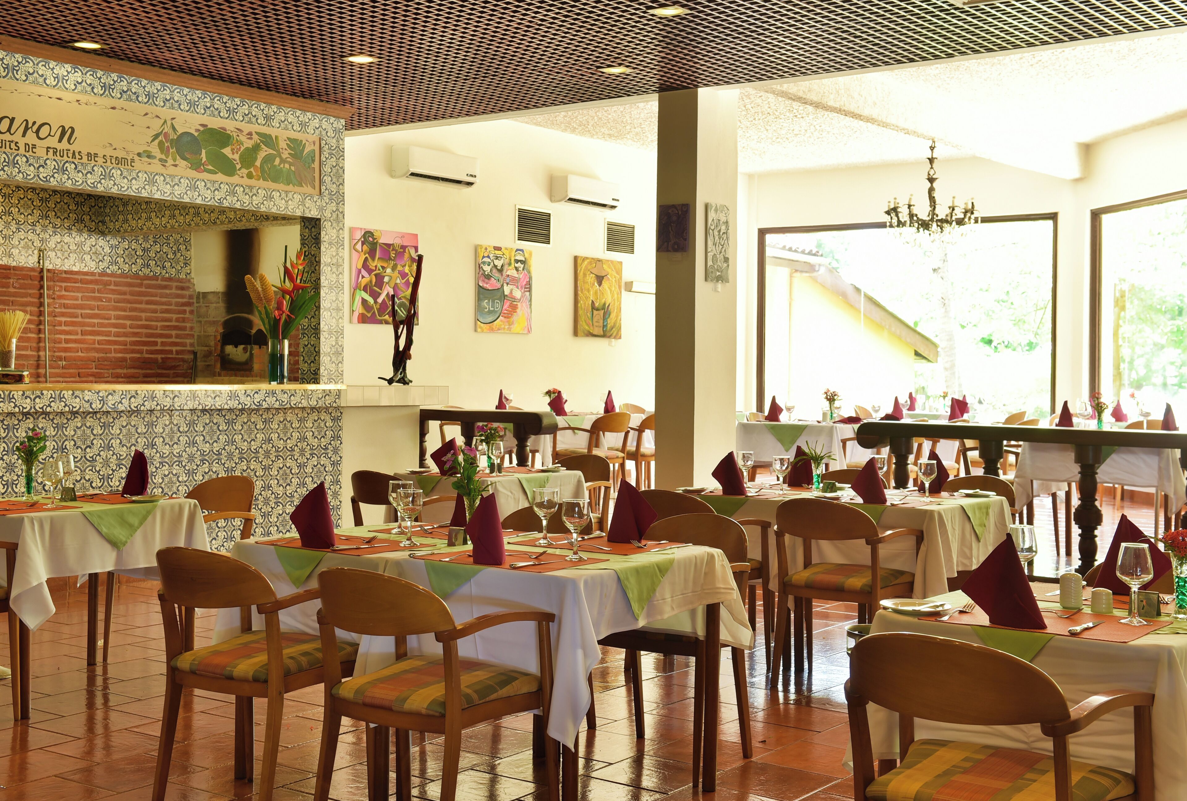 Internasjonale retter, utsikt mot bassenget 