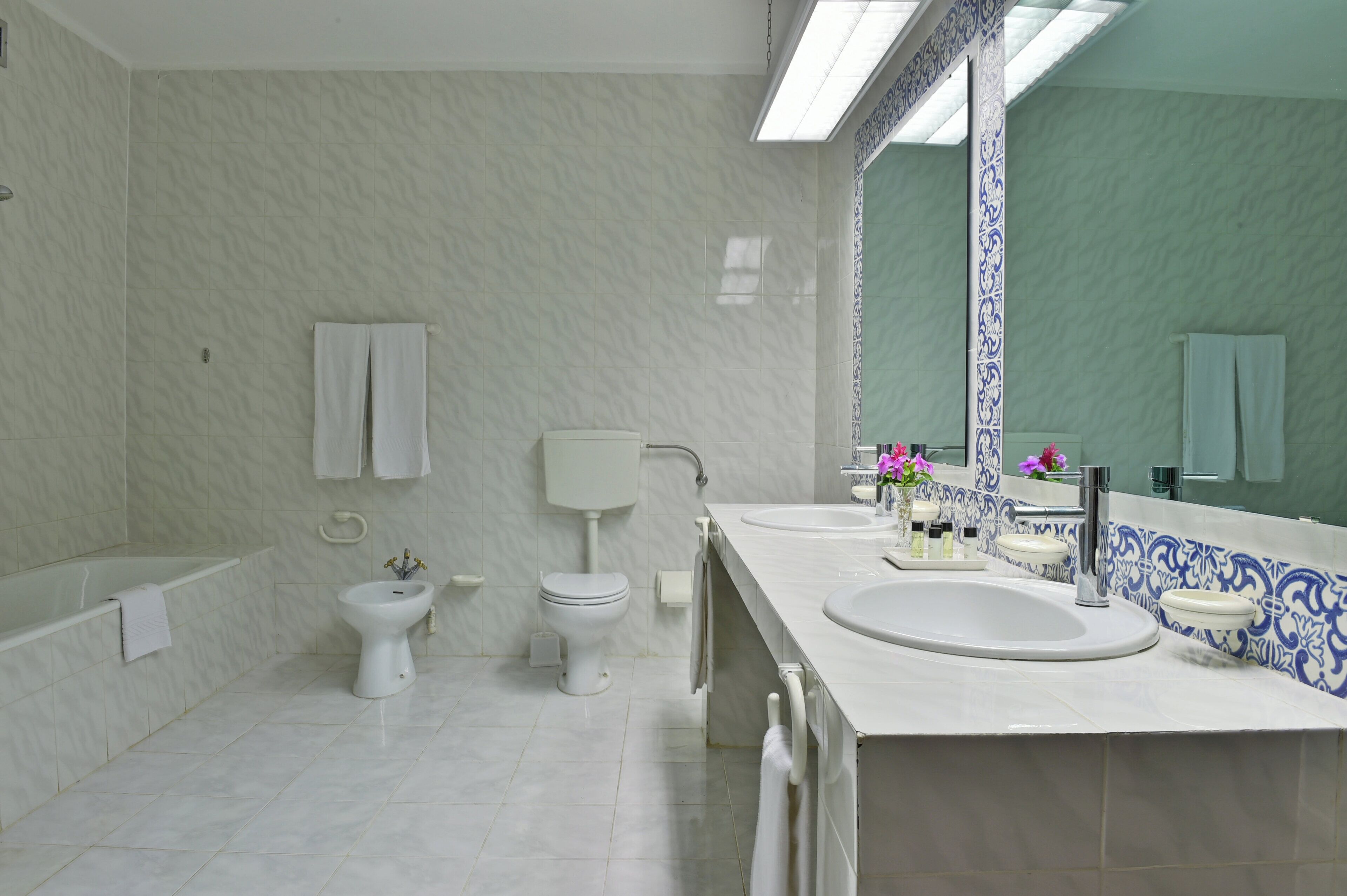 Regadera, amenidades de baño gratuitas, toallas 