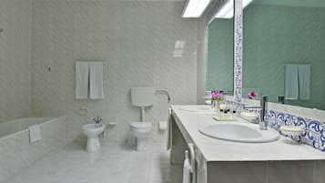 Regadera, amenidades de baño gratuitas, toallas