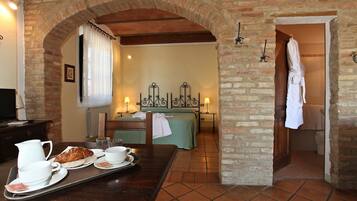 Standard-Dreibettzimmer, Mehrere Betten, eigenes Bad, Hügelblick