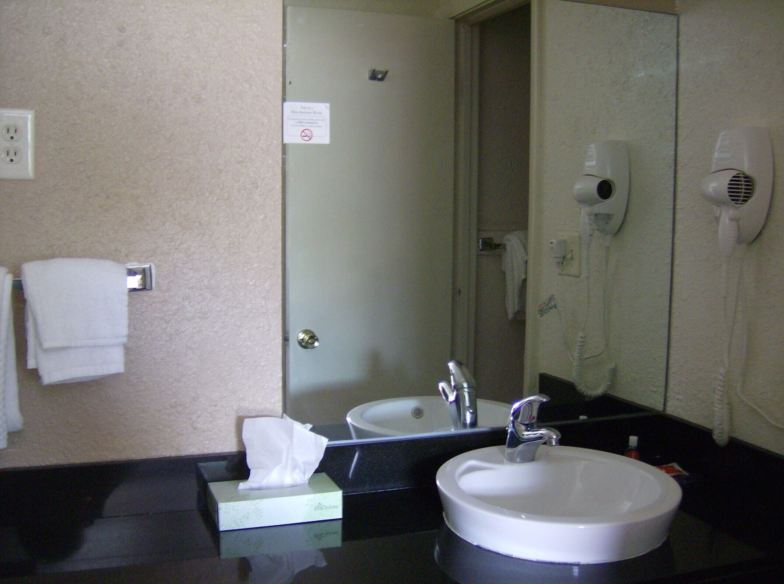 Standard Room, 1 Queen Bed, Non Smoking | Bathroom | Combined shower/bathtub, hydromassage showerhead, free toiletries