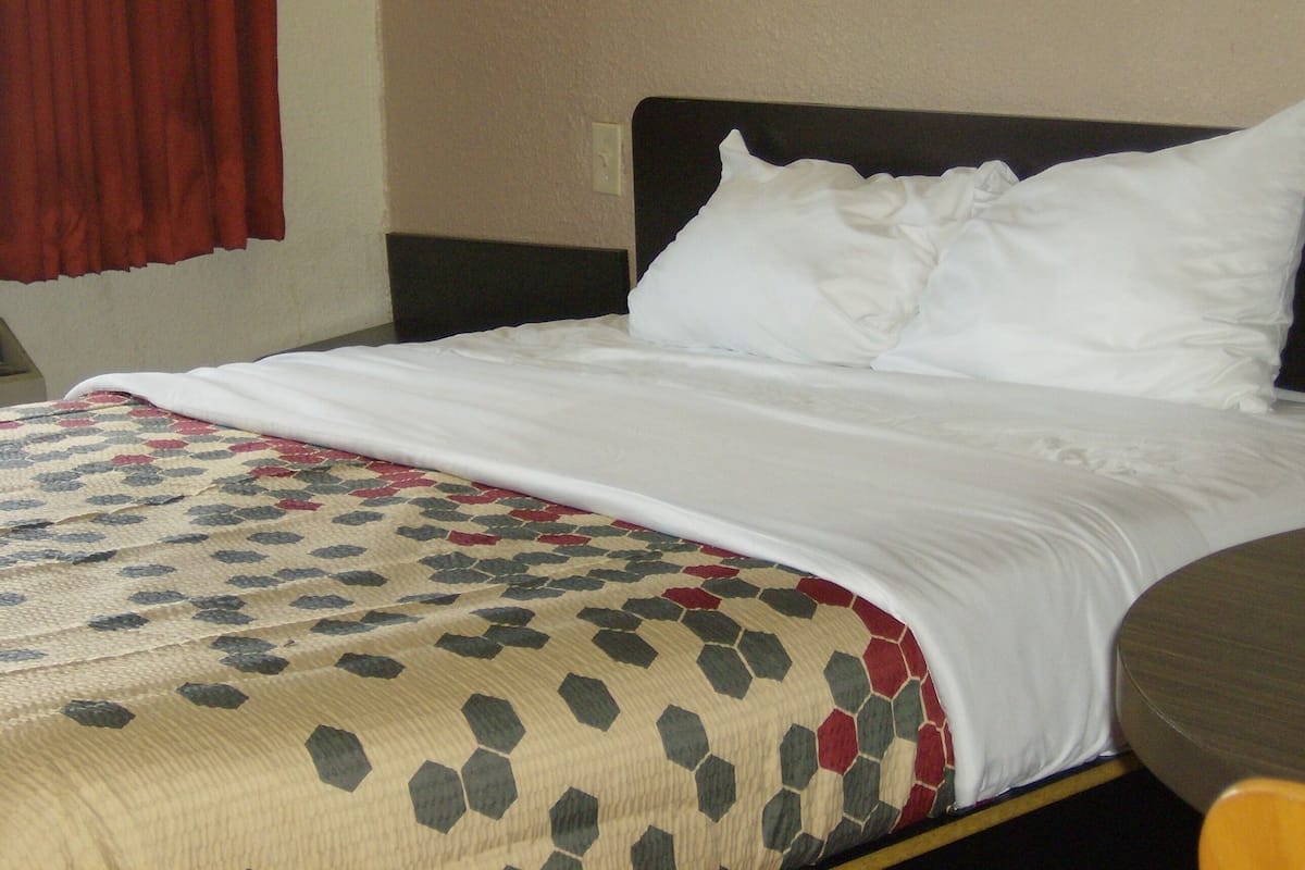 Standard Room, 1 Queen Bed, Non Smoking | Blackout drapes, iron/ironing board, free WiFi, bed sheets