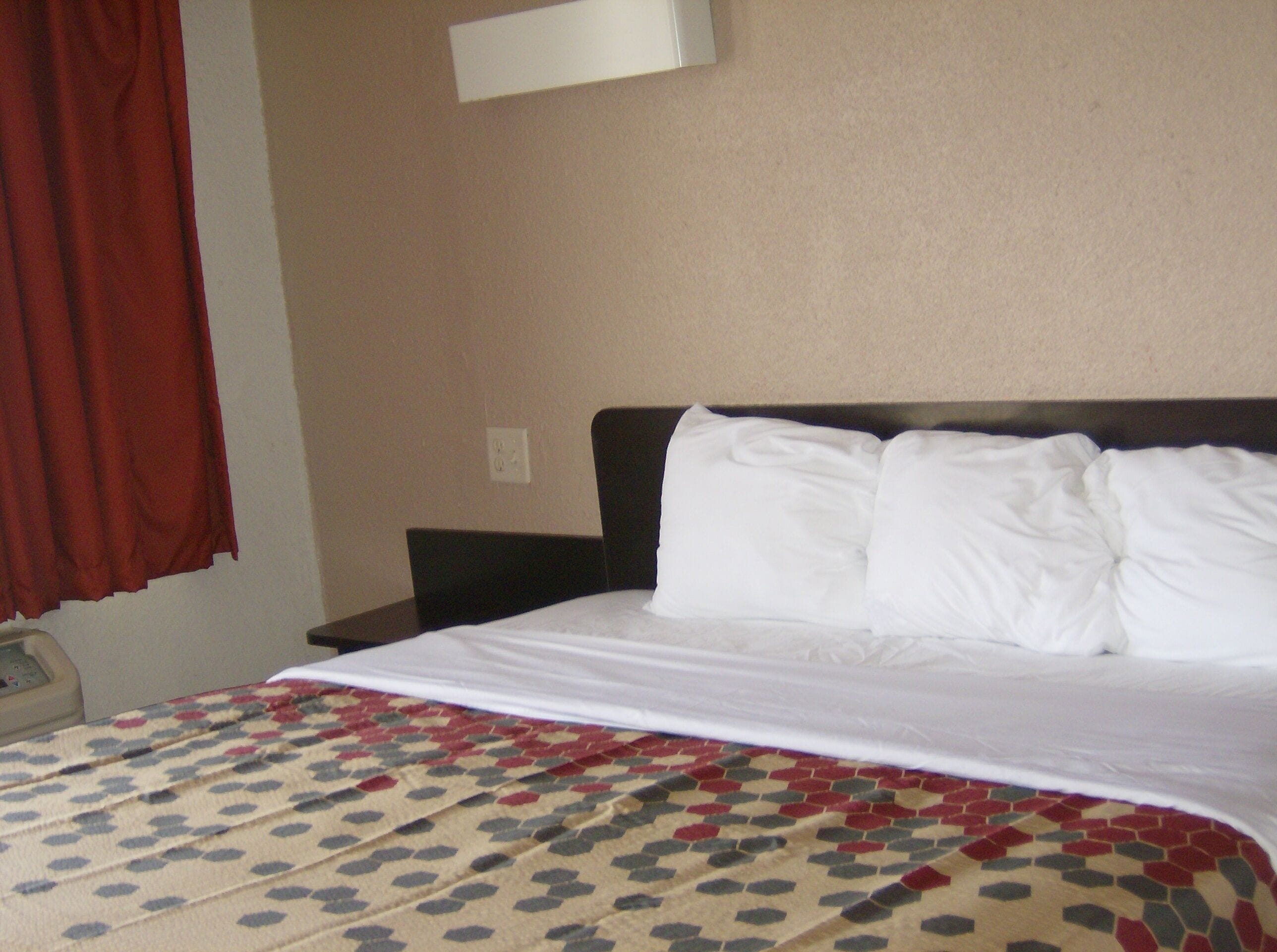 Standard Room, 1 King Bed, Non Smoking | Blackout curtains, iron/ironing board, free WiFi, bed sheets