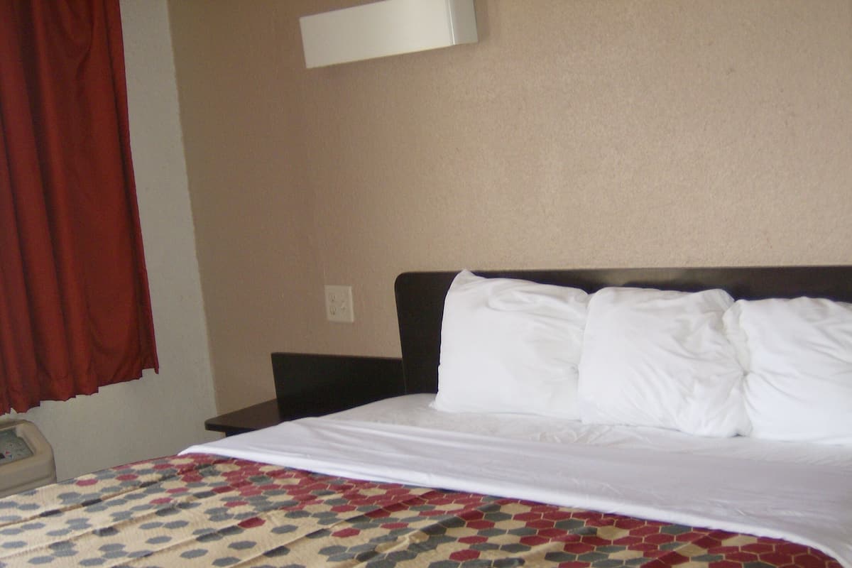 Standard Room, 1 King Bed, Non Smoking | Blackout drapes, iron/ironing board, free WiFi, bed sheets
