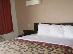 Standard Room, 1 King Bed, Non Smoking | Blackout drapes, iron/ironing board, free WiFi, bed sheets