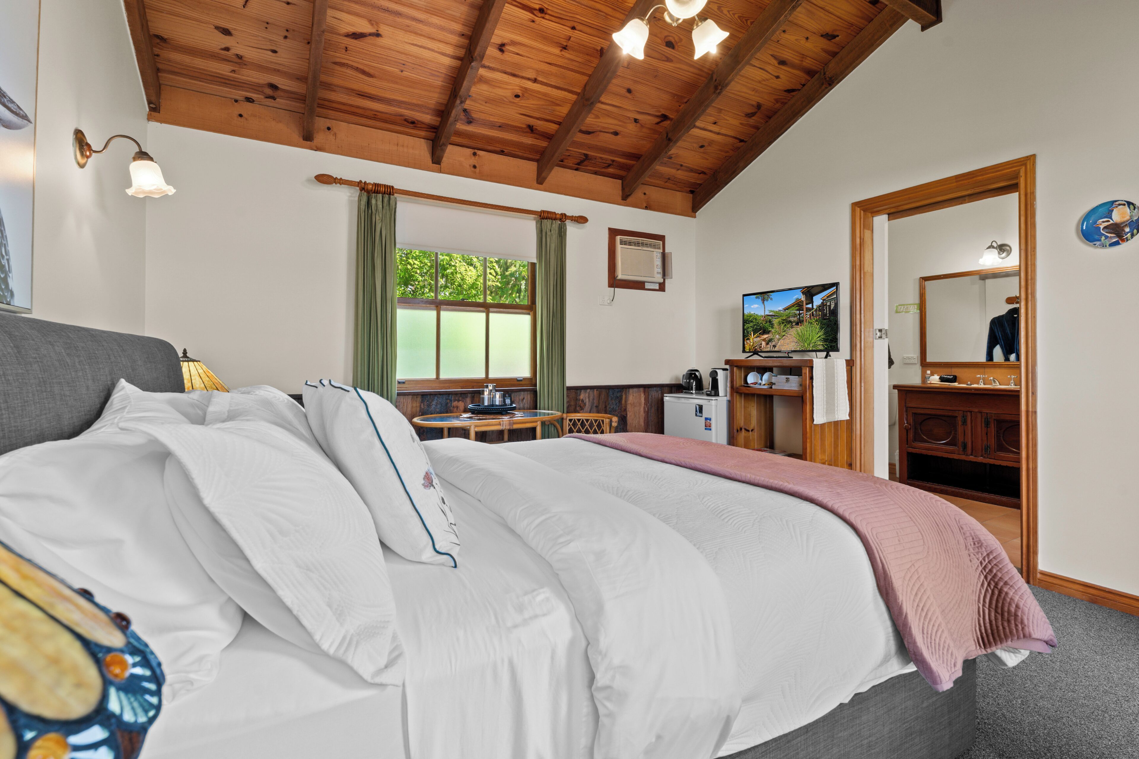 Kookaburra Room | Premium bedding, individually decorated, individually furnished