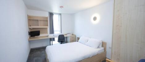 Phòng đôi Tiêu chuẩn, có phòng tắm riêng | Khu vực làm việc phù hợp cho laptop, bàn ủi/dụng cụ ủi quần áo