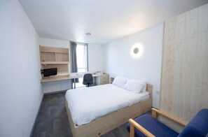 Standaard tweepersoonskamer, en-suite badkamer | Een laptopwerkplek, een strijkplank/strijkijzer, gratis wifi, beddengoed