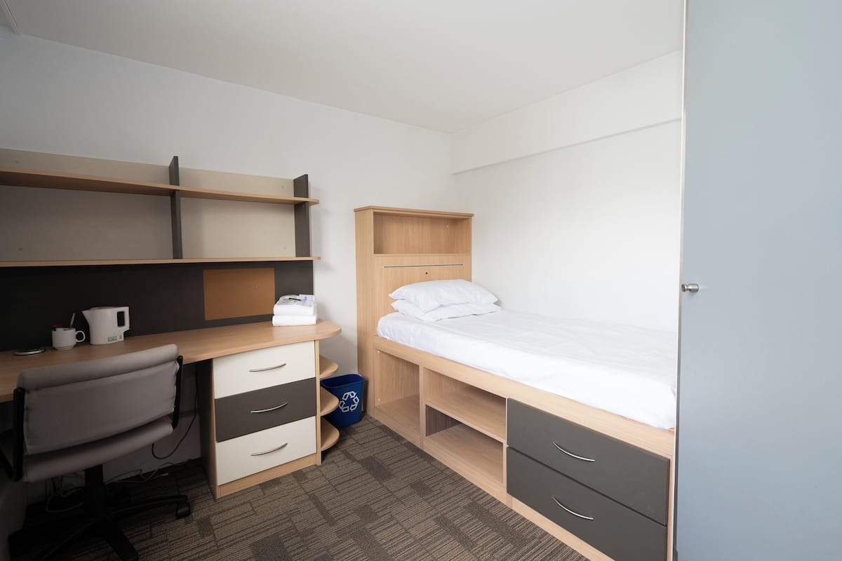 Single Ensuite Room | 1 bedroom, laptop workspace, iron/ironing board, free WiFi