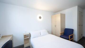 Standaard tweepersoonskamer, en-suite badkamer | Een laptopwerkplek, een strijkplank/strijkijzer, gratis wifi, beddengoed