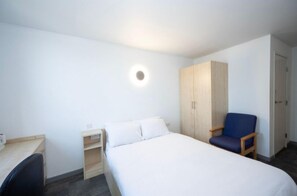 Dobbeltrom – standard, eget bad | Skrivebord for bærbar PC, strykejern/-brett og wi-fi (inkludert)