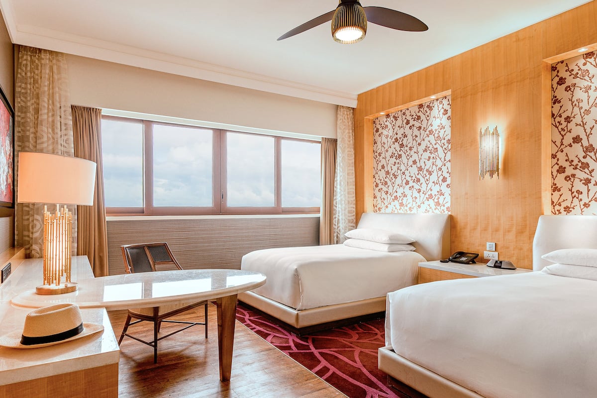 1 bedroom, down duvets, free minibar, in-room safe