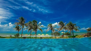 Plage, chaises longues, parasols, serviettes de plage