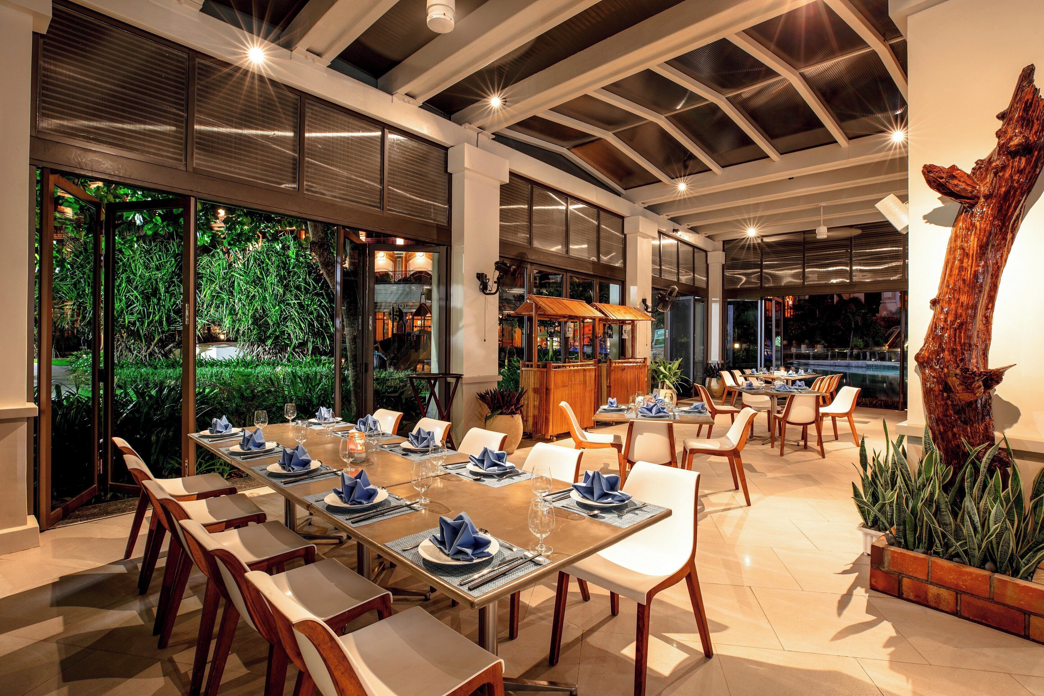 4 restaurants, breakfast, lunch, dinner served; chinese cuisine